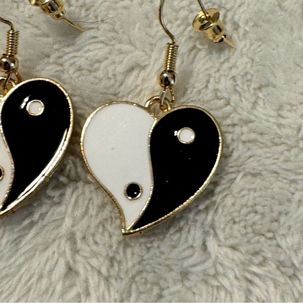 Beautiful Earrings - Picture 3 of 4